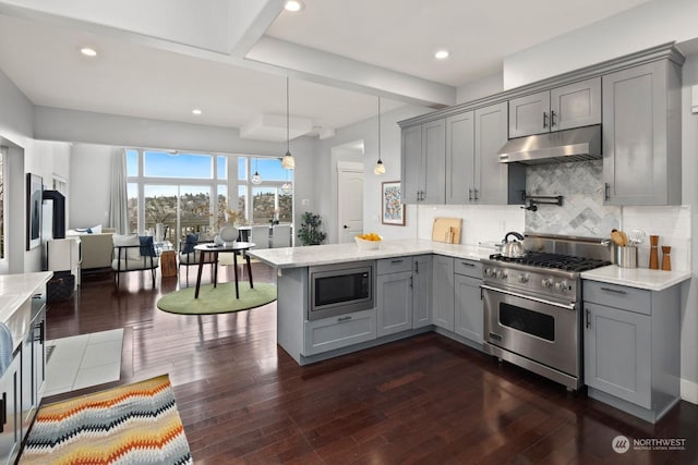 kitchen with stainless steel appliances, gray cabinets, and kitchen peninsula