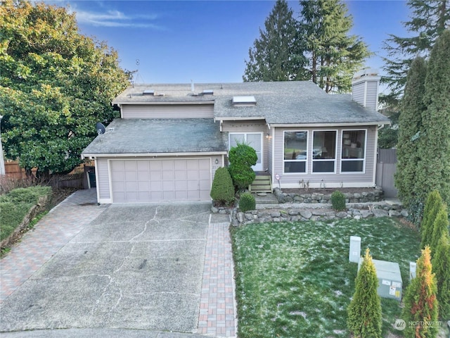 view of front facade featuring a garage and a front yard