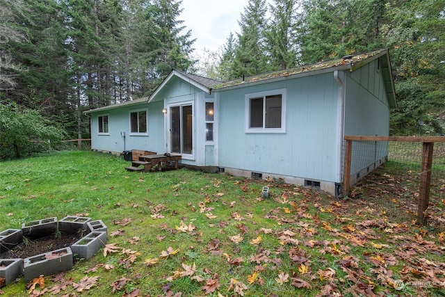 back of house featuring a yard