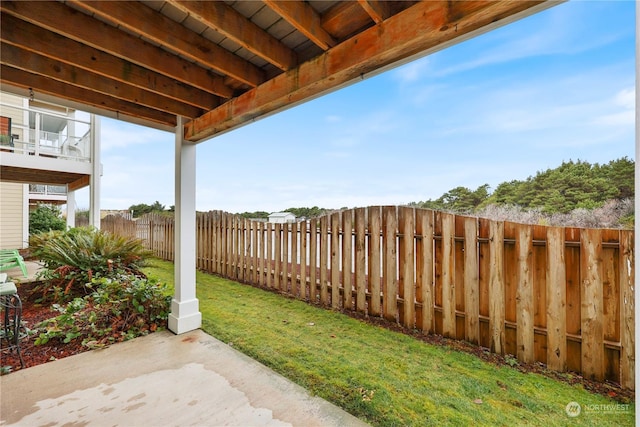 view of yard featuring a patio area