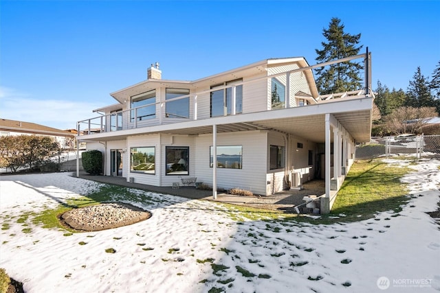 view of front of property featuring a balcony