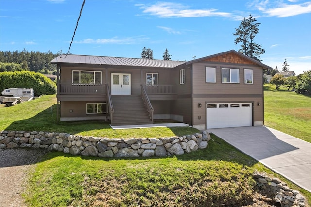 view of front facade featuring a garage and a front yard