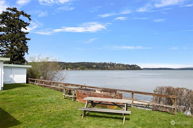 view of yard featuring a water view