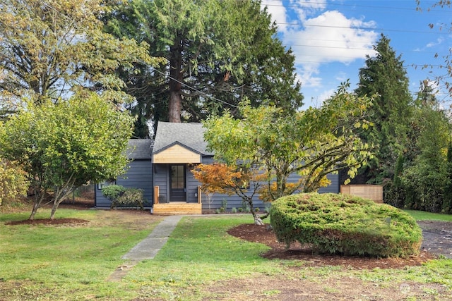 view of front facade with a front lawn