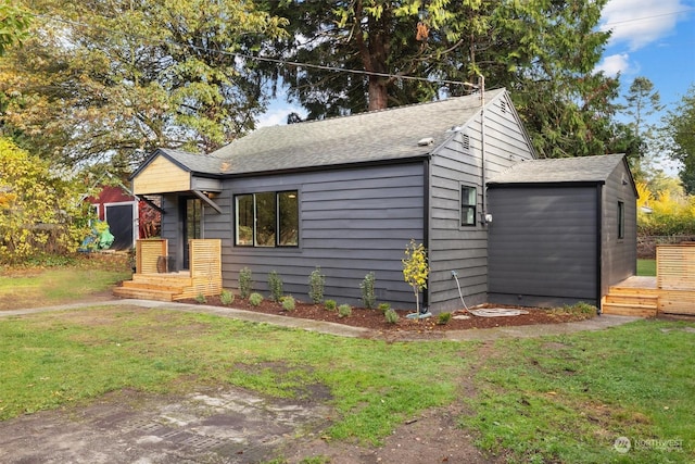 view of front of property with a front yard