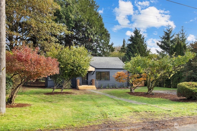 view of front of property featuring a front lawn