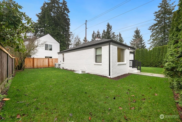 back of house featuring a lawn