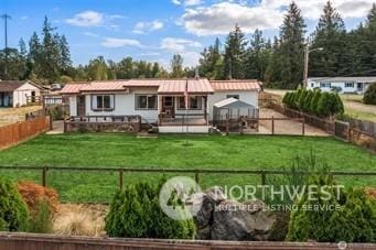 view of front of property with a front yard