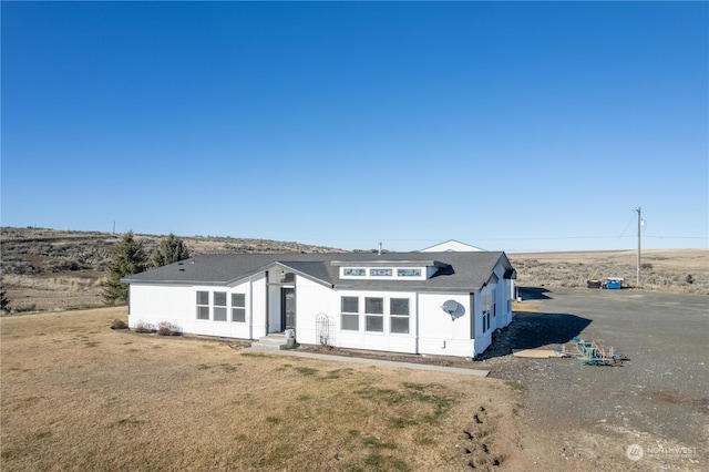 view of front of property featuring a front lawn