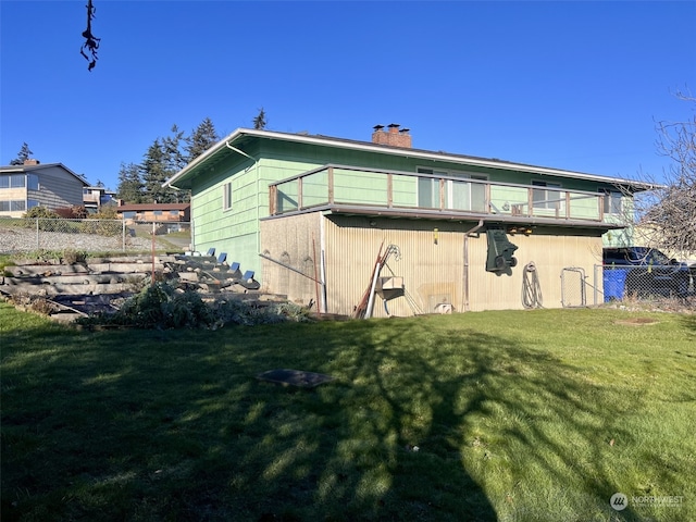 back of house featuring a lawn