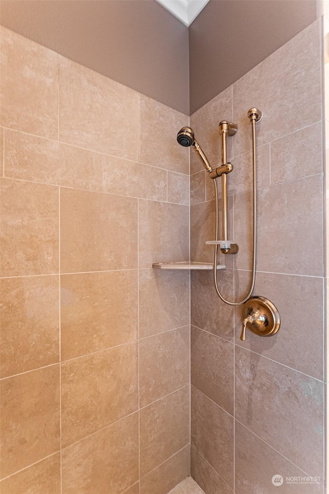 bathroom featuring tiled shower