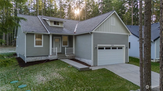 view of front facade with a front yard