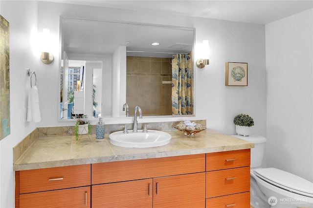 full bath with toilet, curtained shower, and vanity