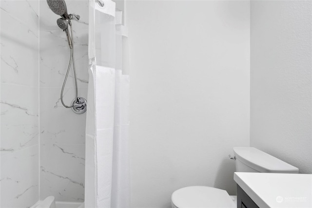 bathroom featuring a shower with curtain, vanity, and toilet