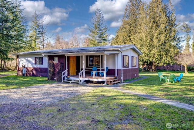 view of front of home featuring a front lawn