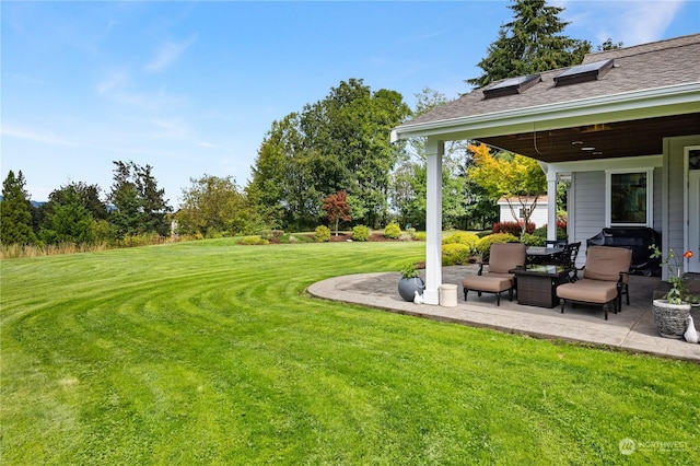 view of yard featuring a patio