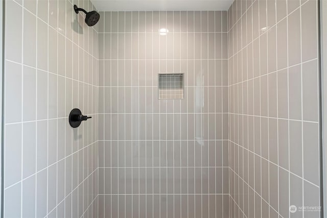 bathroom featuring a tile shower