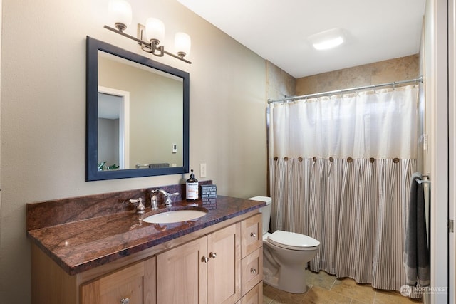 full bathroom featuring toilet, a shower with shower curtain, and vanity