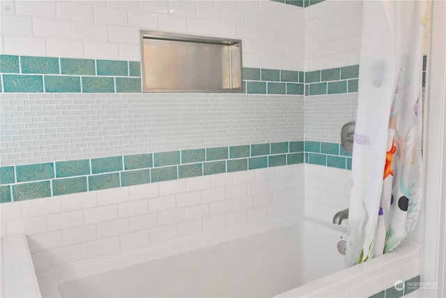 bathroom featuring shower / tub combo