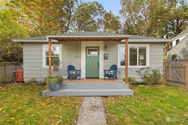 view of front of property featuring a wooden deck and a front yard