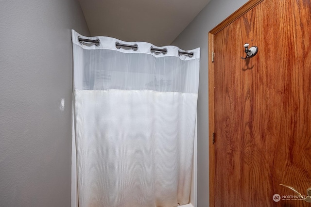 bathroom featuring curtained shower