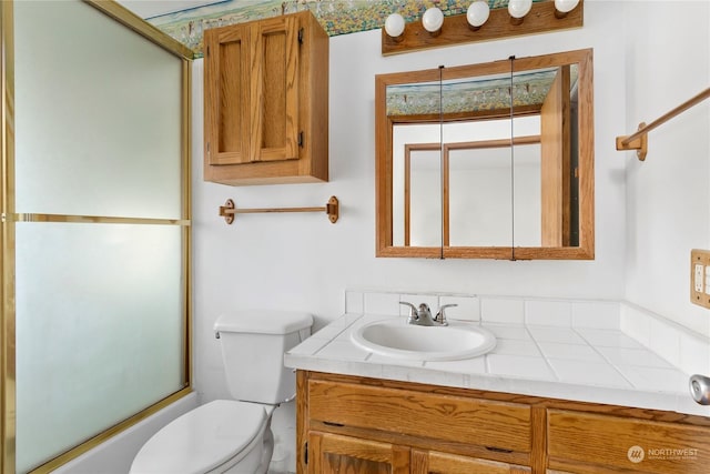 550 SW Waterloo Ave, Oak Harbor, WA 98277 - full bathroom with vanity, bath / shower combo with glass door, and toilet