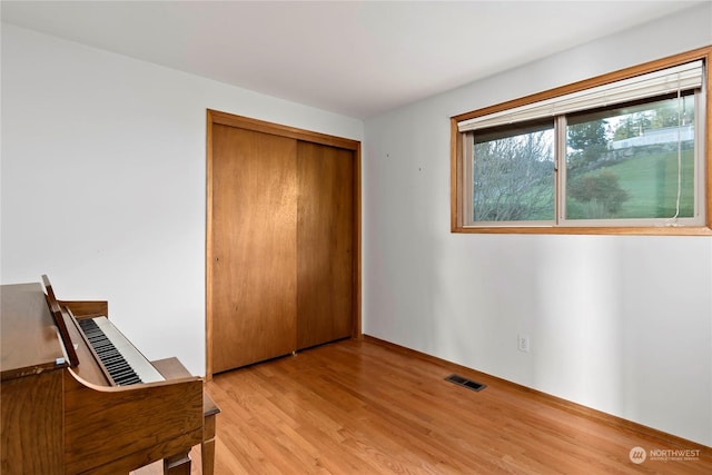 550 SW Waterloo Ave, Oak Harbor, WA 98277 - unfurnished bedroom featuring a closet and light wood-type flooring