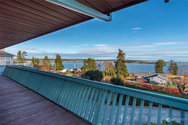 550 SW Waterloo Ave, Oak Harbor, WA 98277 - balcony with a water view