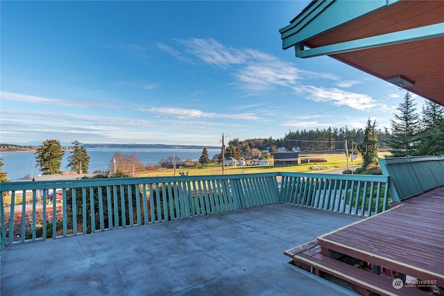 550 SW Waterloo Ave, Oak Harbor, WA 98277 - view of patio featuring a water view