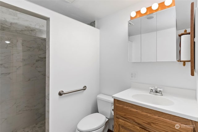 550 SW Waterloo Ave, Oak Harbor, WA 98277 - bathroom featuring tiled shower, vanity, and toilet
