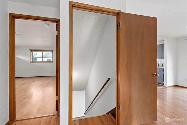550 SW Waterloo Ave, Oak Harbor, WA 98277 - corridor featuring light hardwood / wood-style flooring