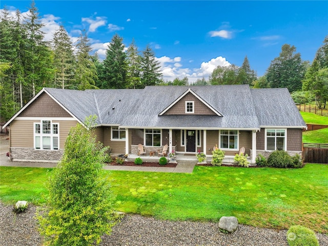 view of front of property featuring a front yard and covered porch