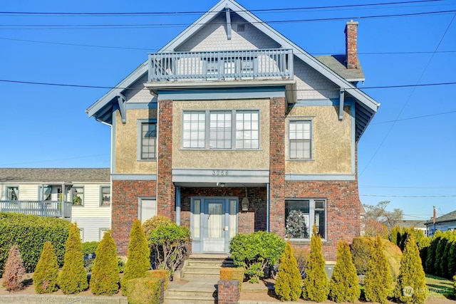 view of front of home featuring a balcony