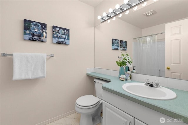 full bathroom with toilet, baseboards, a shower with shower curtain, and vanity