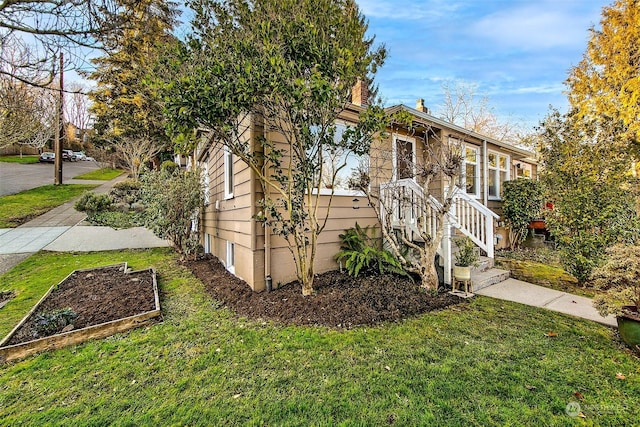 view of front of property featuring a front yard