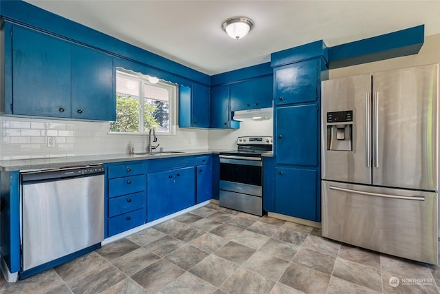 kitchen featuring sink, decorative backsplash, blue cabinetry, and appliances with stainless steel finishes