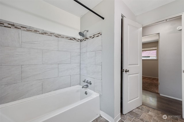 bathroom featuring tiled shower / bath combo