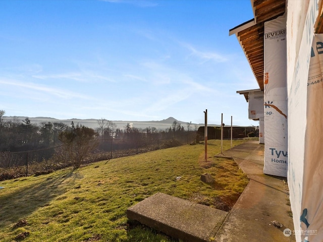 view of yard featuring a mountain view