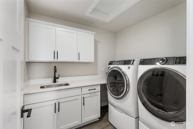 washroom featuring sink, dark hardwood / wood-style floors, cabinets, and independent washer and dryer