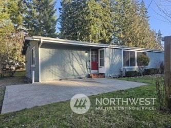 ranch-style home featuring a front lawn