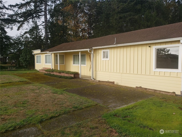 view of front of house featuring a front lawn