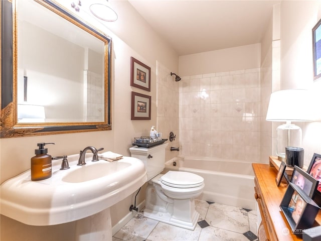 bathroom with tiled shower / bath and toilet