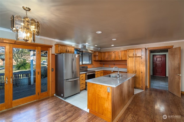 kitchen featuring sink, ornamental molding, pendant lighting, stainless steel appliances, and a kitchen island with sink