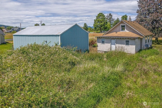 view of yard with an outbuilding