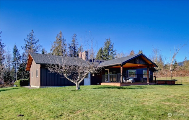 view of front of property featuring a front yard and a deck