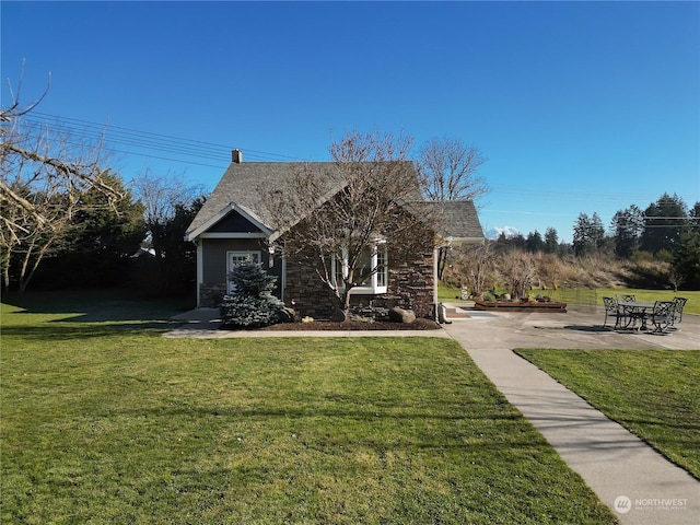 view of front facade featuring a patio and a front yard