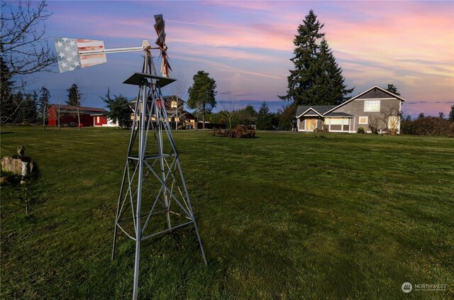 view of yard at dusk