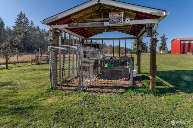 view of yard with an outdoor structure