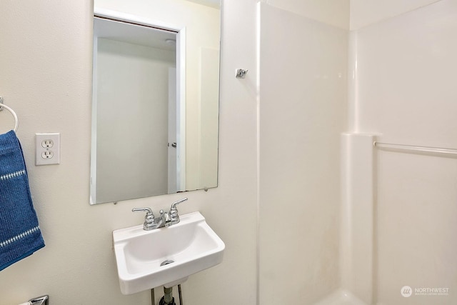 bathroom featuring sink