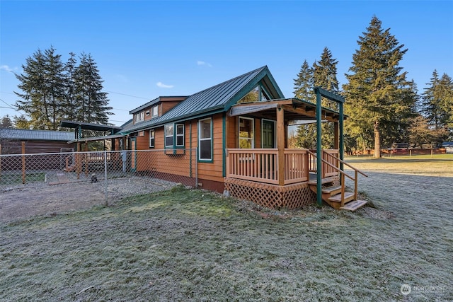 view of side of property featuring a lawn